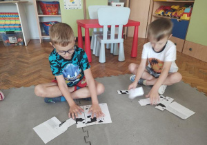 Chłopcy układaja puzzle